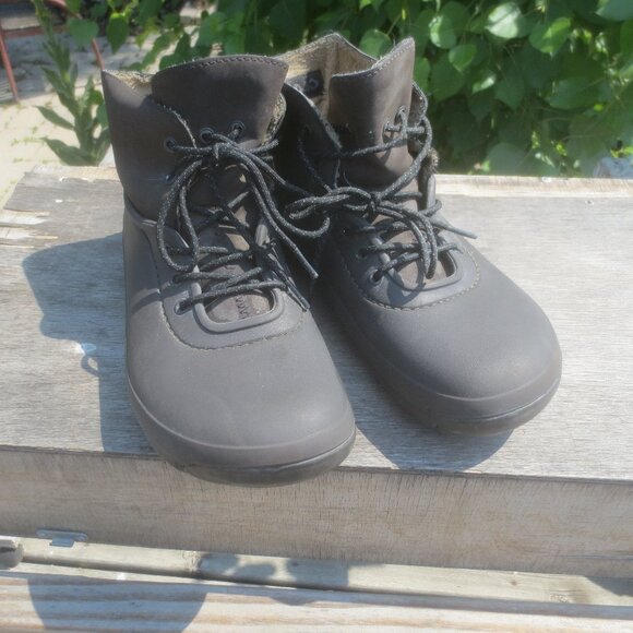 Unisex Fashion Friendly Genuine Crocs Ankle Boots with Faux Fur Lining - 9M/11W - Picture 1 of 13